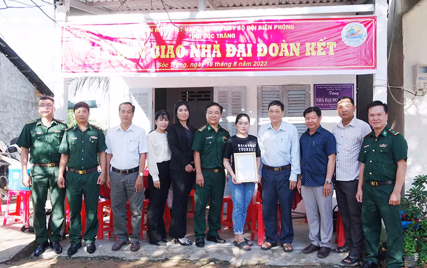 Bàn giao nhà Đại đoàn kết cho gia đình bà Trần Thị Huông, ấp chợ, xã Trung Bình, huyện Trần Đề.