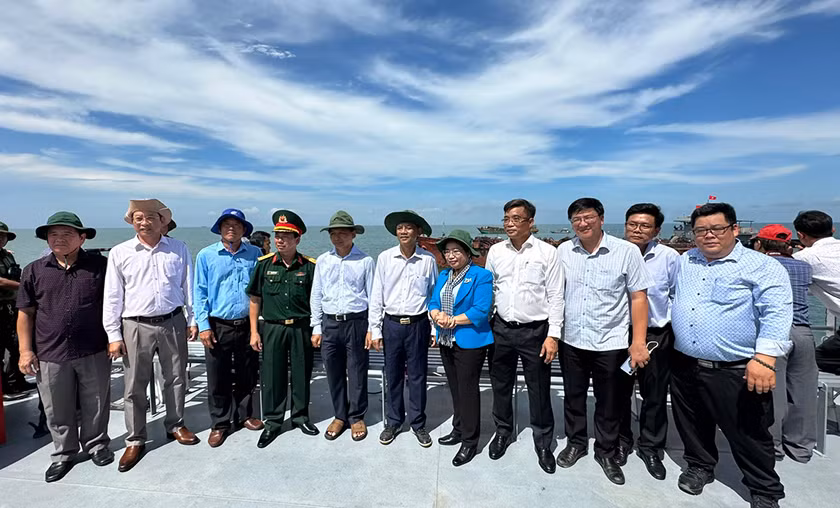 Lãnh đạo tỉnh Sóc Trăng và đại diện các bộ, ngành liên quan đến dự lễ khởi công. Lãnh đạo tỉnh Sóc Trăng và đại diện các bộ, ngành liên quan đến dự lễ khởi công.