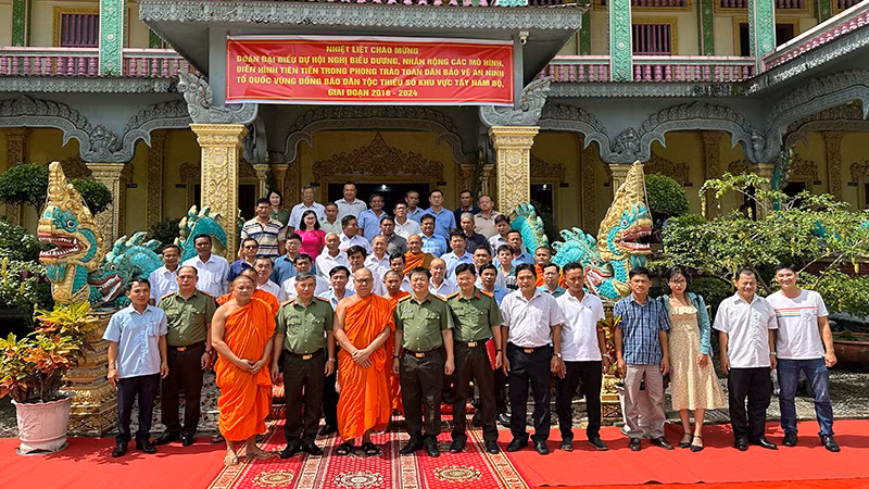 Đoàn đại biểu tham quan mô hình “Sư sãi, phật tử tham gia phòng, chống tội phạm, tệ nạn xã hội”