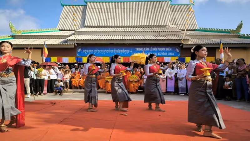 Biểu diễn nghệ thuật múa Khmer trong Lễ hội Chrôi Rum Chếk.