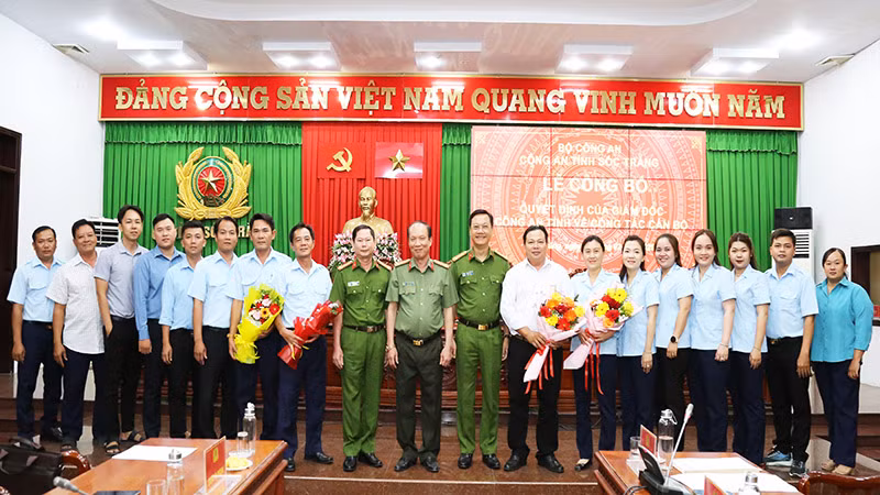 Lãnh đạo Công an tỉnh Sóc Trăng chụp ảnh lưu niệm cùng viên chức và hợp đồng lao động của Cơ sở cai nghiện Sóc Trăng.