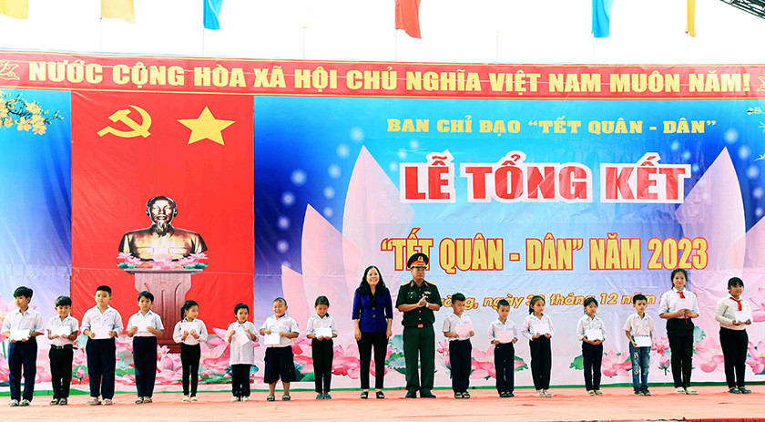 Trao học bổng cho các học sinh nông thôn vượt khó học tốt.