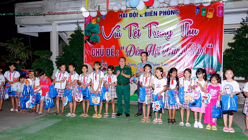 Tổ chức cho thiếu nhi vùng biên giới biển Sóc Trăng vui đêm Trung thu. (Ảnh Văn Long)