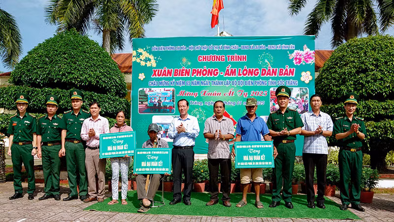 Tặng nhà Đại đoàn kết cho các hộ dân có hoàn cảnh đặc biệt khó khăn.