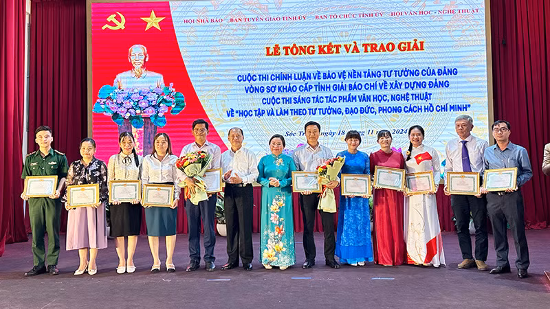 Các tác giả đạt giải Cuộc thi chính luận về bảo vệ nền tảng tư tưởng của Đảng.