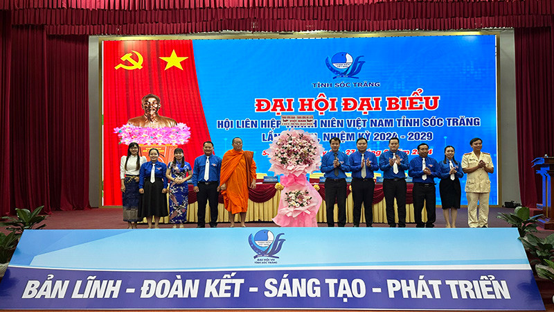 Đại diện Trung ương Hội Liên hiệp Thanh niên Việt Nam tặng hoa cho Đại hội.