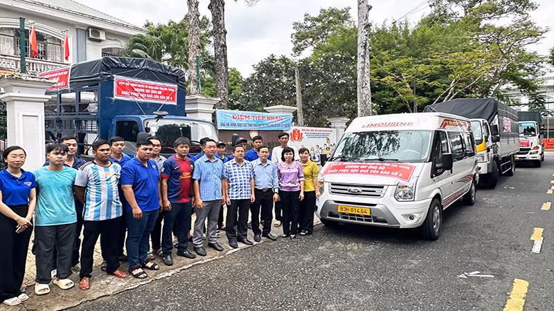 Lực lượng tình nguyện của tỉnh Sóc Trăng áp tải hàng hóa cứu trợ đồng bào bị bão, lũ miền bắc.