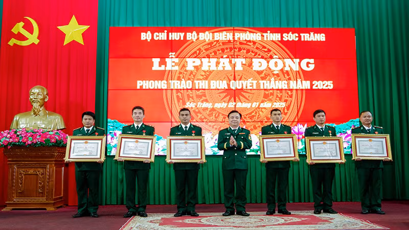 Trao huy chương chiến sĩ vẻ vang hạng Nhất, hạng Nhì cho các cá nhân.