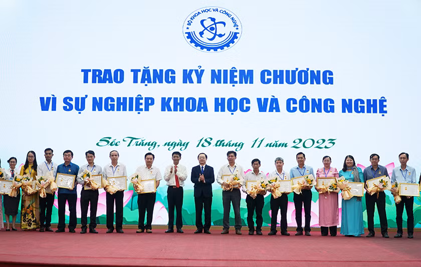 Bộ Khoa học và Công nghệ tặng Kỷ niệm chương “Vì sự nghiệp Khoa học và Công nghệ” cho 23 cá nhân ở Sóc Trăng.