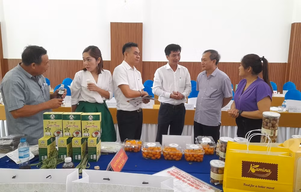 Lãnh đạo Sở Công thương Long An - Đắk Lắk và doanh nghiệp trao đổi thông tin bên tại hội nghị.