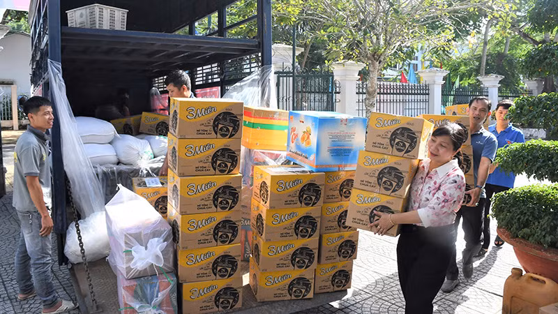 Các tình nguyện viên vận chuyển hàng hóa lên xe.