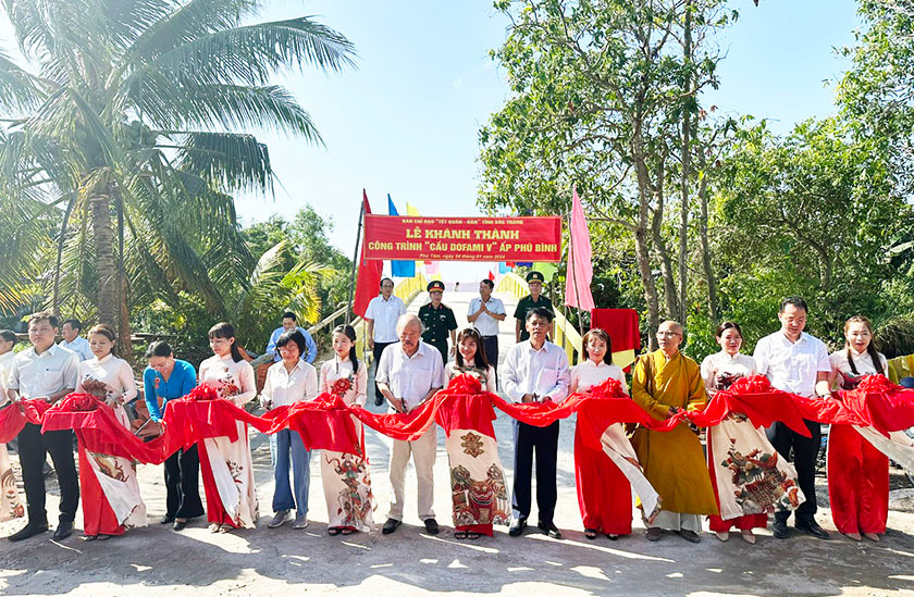 Khánh thành cầu giao thông nông thôn trong Tết quân-dân 2024 tại Sóc Trăng.