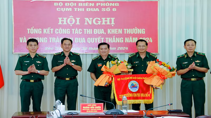 Lãnh đạo Bộ đội Biên phòng tặng hoa chúc mừng đơn vị trao và nhận cờ luân lưu cụm trưởng Cụm thi đua số 6 năm 2025.