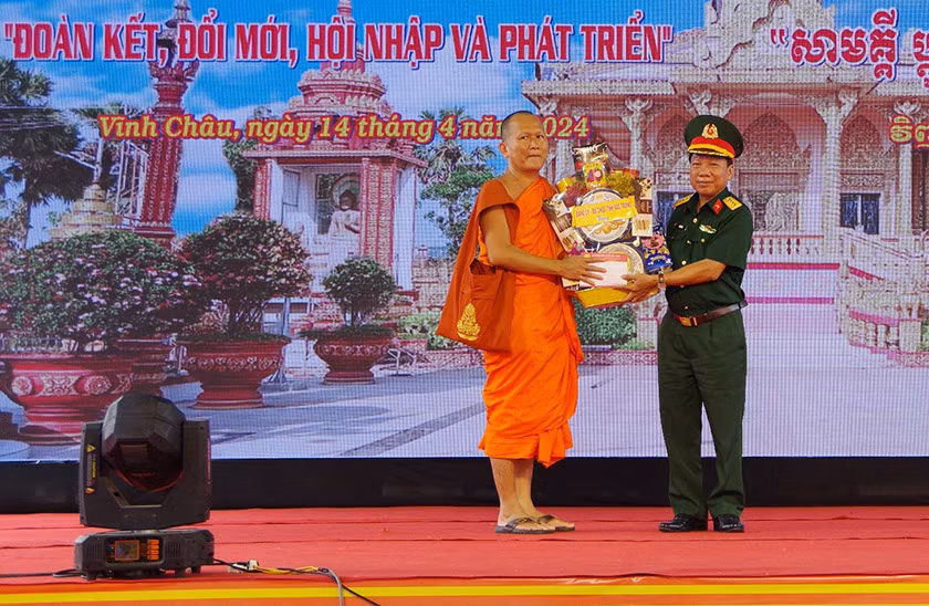 Bộ Chỉ huy Quân sự tỉnh Sóc Trăng tặng quà cho chùa Muni Sakor Đơm Om Pil (Vĩnh Châu)