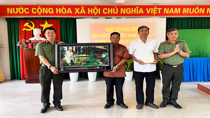 Tặng quà của Bộ Công an cho Trường Bổ túc văn hóa Pali Trung cấp Nam Bộ