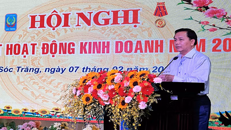 Chủ tịch Ủy ban nhân dân tỉnh Sóc Trăng Trần Văn Lâu phát biểu tại hội nghị.