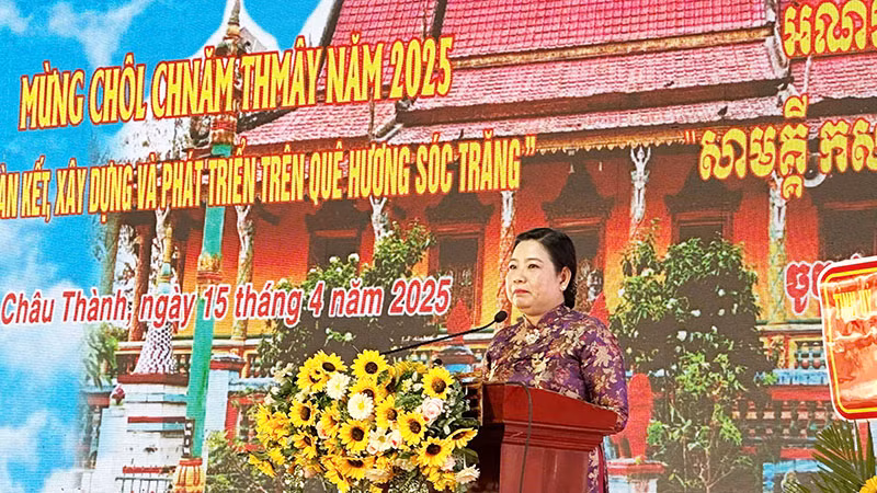 Phó Bí thư Thường trực Tỉnh ủy Sóc Trăng Hồ Thị Cẩm Đào chúc Tết đồng bào Khmer.