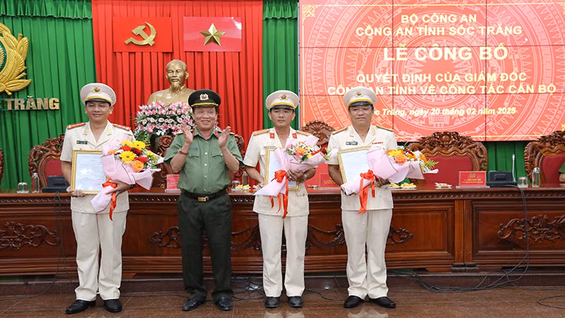 Đại tá Phạm Quốc Việt, Phó Giám đốc Công an tỉnh Sóc Trăng trao quyết định cho các đồng chí nhận nhiệm vụ mới