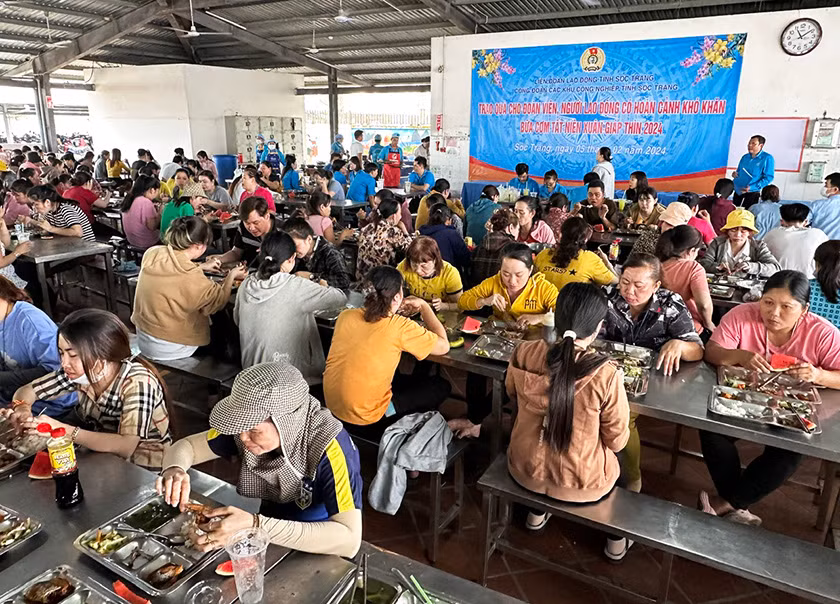 Tổ chức bữa cơm tất niên cho công nhân.