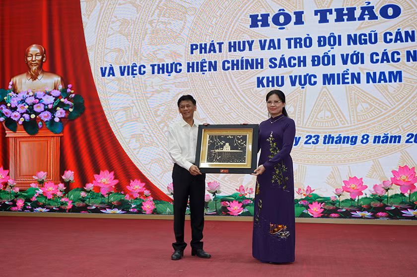 Lãnh đạo Trung ương Hội Liên hiệp Phụ nữ Việt Nam tặng Tỉnh ủy Sóc Trăng bức tranh lưu niệm.