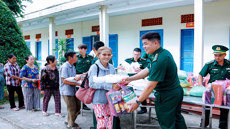 Niềm vui của người dân khi được đón nhận những phần quà từ Bộ đội Biên phòng Sóc Trăng.