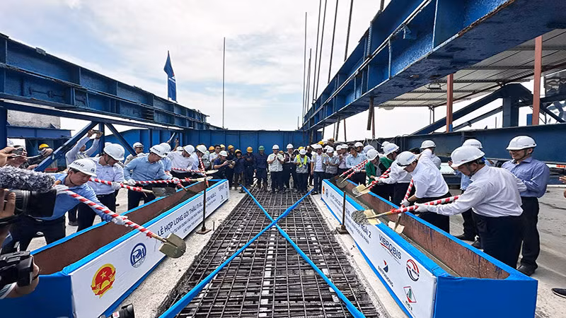 Thực hiện nghi thức hợp long cầu Đại Ngãi 2.