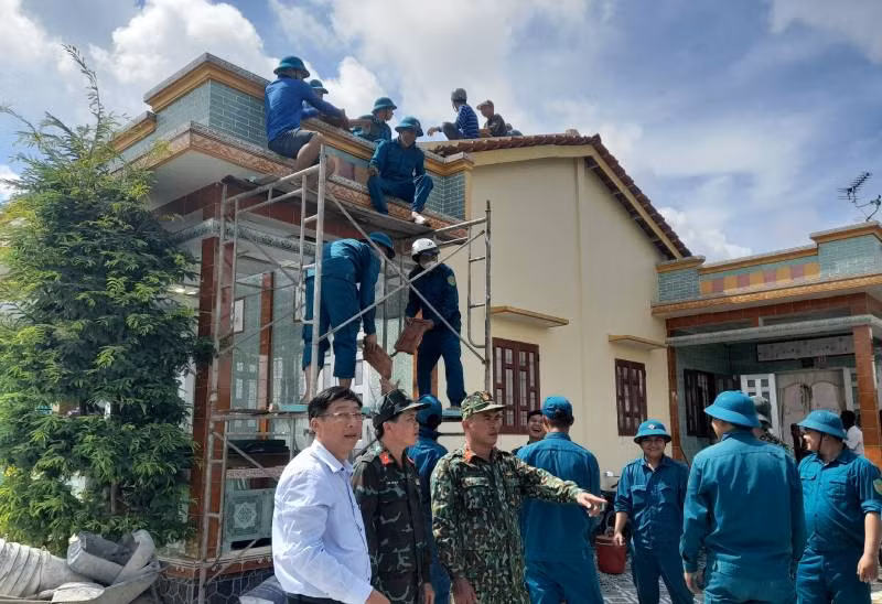 Ban Chỉ huy Phòng, chống lụt bão và Tiềm kiếm cứu nạn tỉnh Long An đi kiểm tra công tác khắc phục. 