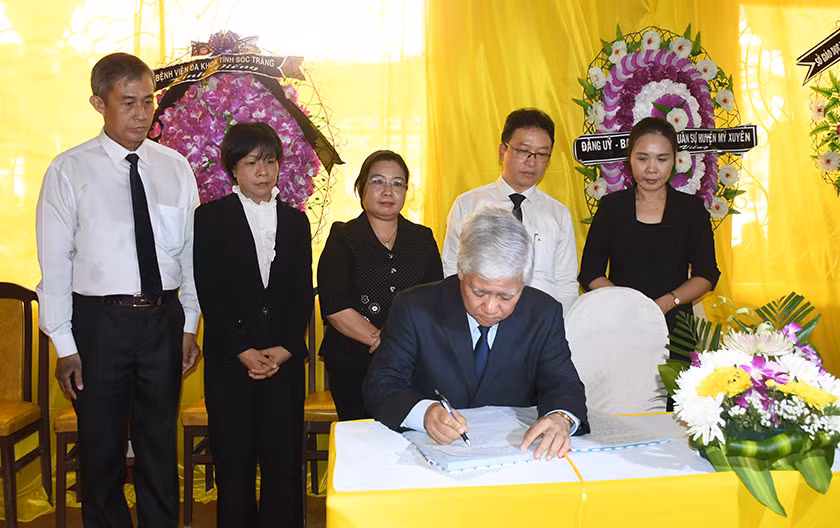 Đồng chí Đỗ Văn Chiến ghi lưu niệm vào sổ tang.