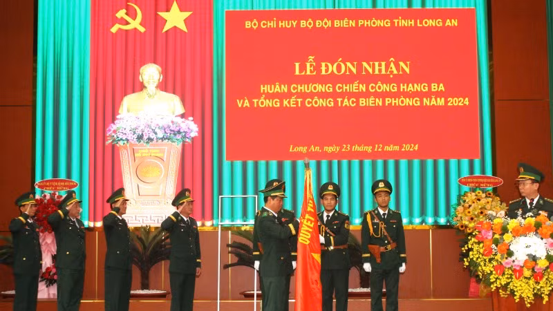 Thiếu tướng Trần Ngọc Hữu, Phó Tư lệnh Bộ đội Biên phòng thừa ủy Chủ tịch nước trao Huân chương Chiến công hạng Ba cho Bộ Chỉ huy Bộ đội biên phòng Long An.