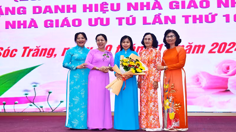 Nhà giáo Nhân dân Đỗ Thị Hồi (đứng giữa) và các đồng nghiệp trong ngày họp mặt.