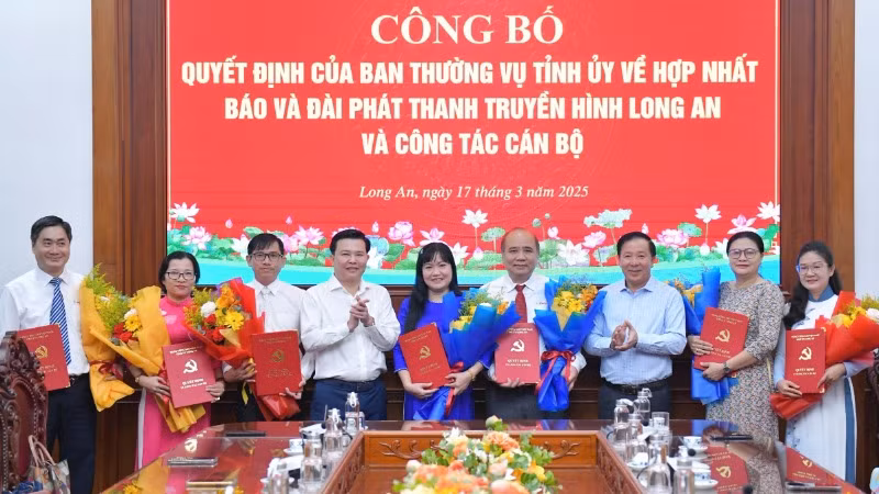 Lãnh đạo Tỉnh ủy và Ủy ban nhân tỉnh Long An trao Quyết định và hoa cho các cán bộ Báo và Đài Phát thanh-Truyền hình Long An.