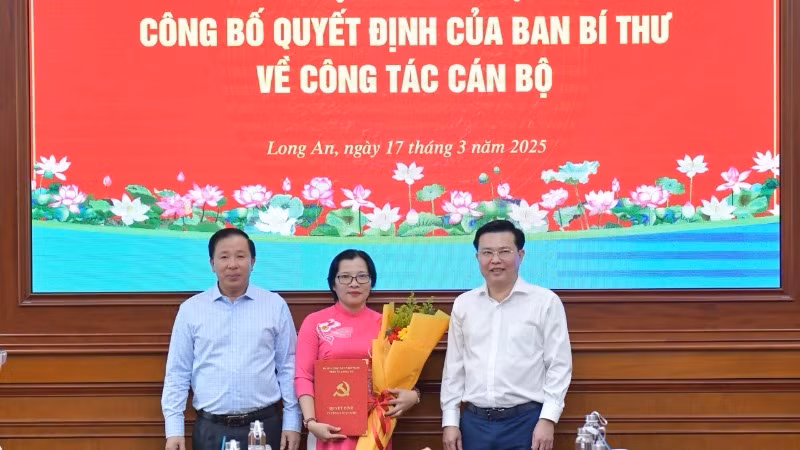 Lãnh đạo Tỉnh ủy và Ủy ban nhân tỉnh Long An trao quyết định và hoa cho Đồng chí Nguyễn Thị Thúy.