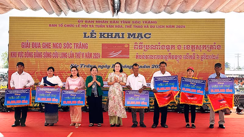 Trao kinh phí hỗ trợ cho các đội ghe Ngo nữ mới tham gia giải.