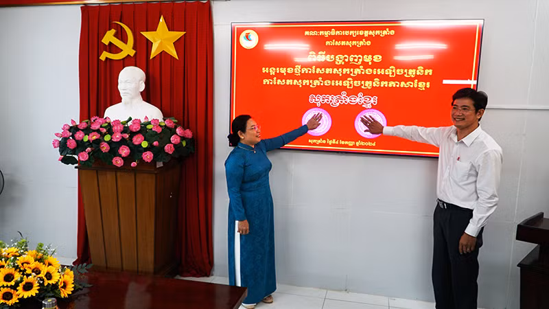 Phó Bí thư Tỉnh ủy Sóc Trăng Hồ Thị Cẩm Đào và Tổng Biên tập Báo Sóc Trăng thực hiện nghi thức kích hoạt chuyên trang điện tử tiếng Khmer.