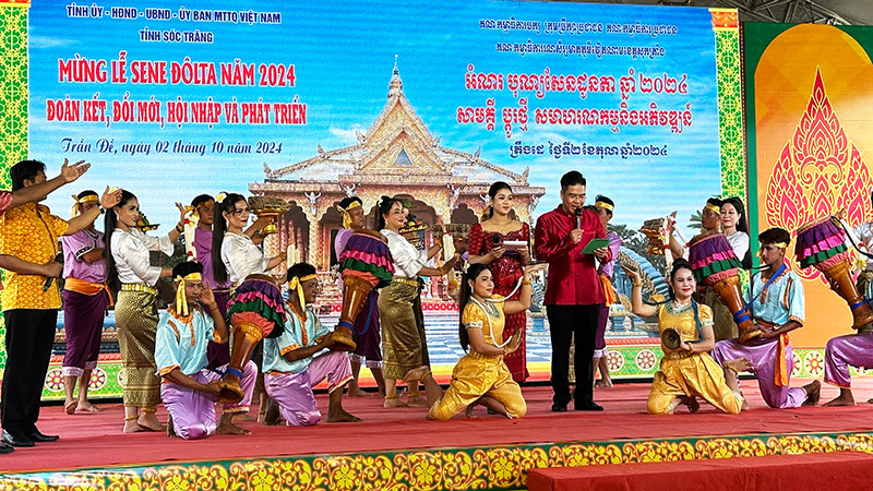 Nhiều tiết mục nghệ thuật Khmer được biểu diễn tại buổi lễ.