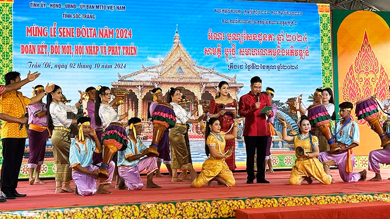 Nhiều tiết mục nghệ thuật Khmer được biểu diễn tại buổi lễ.