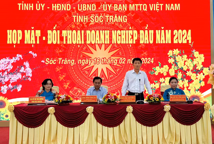 Bí thư Tỉnh ủy Sóc Trăng Lâm Văn Mẫn ghi nhận ý kiến, kiến nghị của doanh nghiệp.