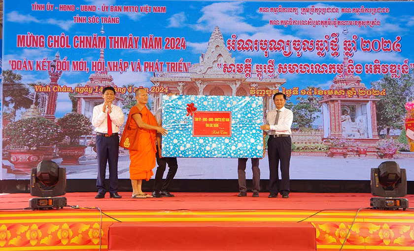 Lãnh đạo tỉnh Sóc Trăng tặng quà cho các sư sãi và đồng bào Khmer tại thị xã Vĩnh Châu.