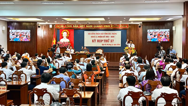 Các đại biểu Hội đồng nhân dân tỉnh Sóc Trăng biểu quyết thông qua các nghị quyết.