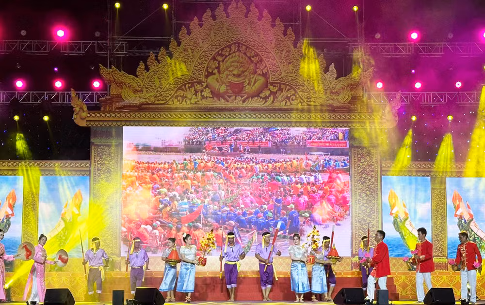 Chương trình nghệ thuật đêm khai mạc lễ hội.