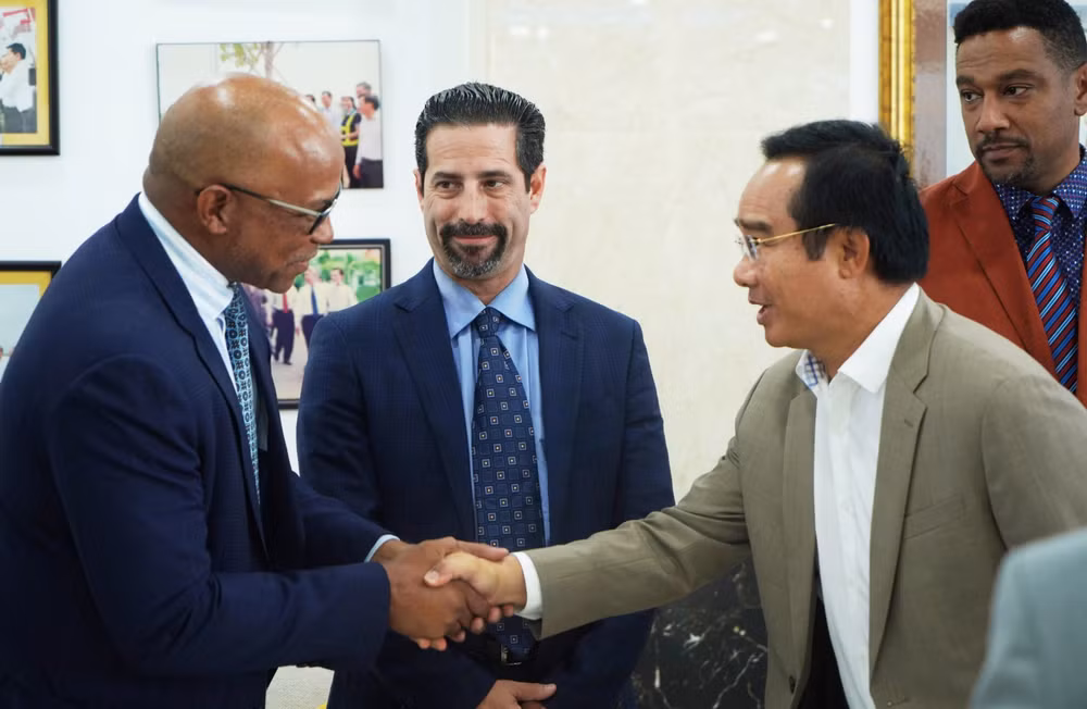 Bí thư Tỉnh ủy Long An Nguyễn Văn Được (bên phải) trao đổi với doanh nghiệp Hoa Kỳ.