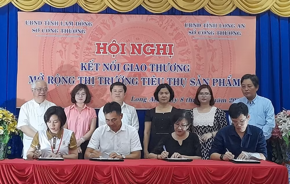 Doanh nghiệp Lâm Đồng ký biên bản ghi nhớ hợp tác kinh doanh với doanh nghiệp phân phối tại Long An.