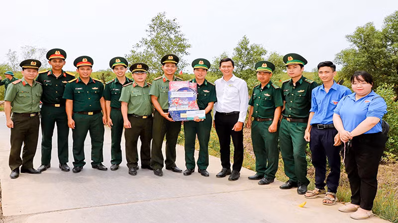 Trao quà cho cán bộ chiến sĩ đồn Biên phòng Vĩnh Châu.