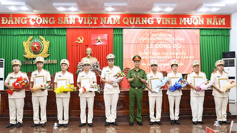 Đại tá Bùi Đức An, Phó Giám đốc Công an tỉnh Sóc Trăng, trao quyết định cho các đồng chí nhận nhiệm vụ mới.