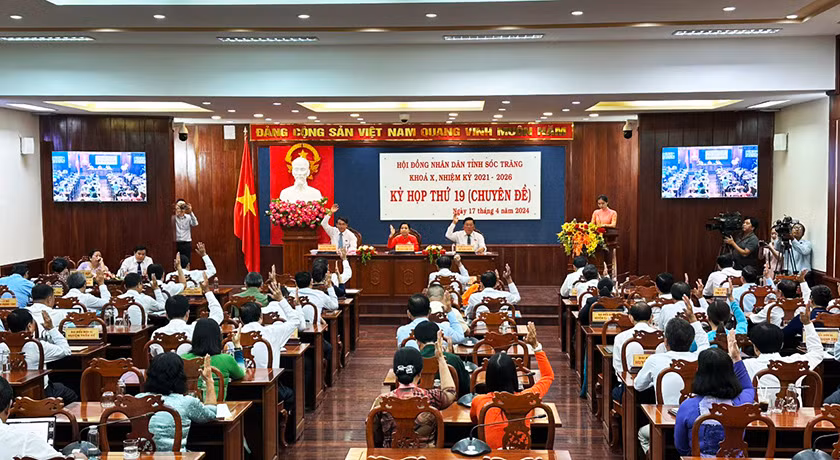 Hội đồng nhân dân tỉnh Sóc Trăng biểu quyết 100% thông qua Nghị quyết.