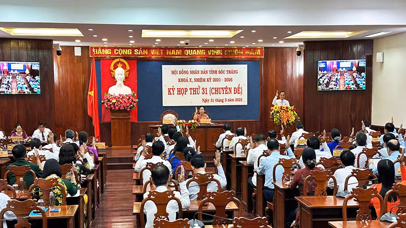 Các đại biểu Hội đồng nhân dân tỉnh Sóc Trăng biểu quyết.