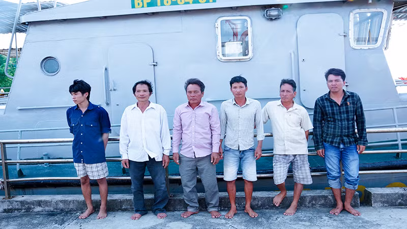 Các thuyền viên được Hải đội 2 Biên phòng Sóc Trăng cứu vớt đưa vào bờ an toàn