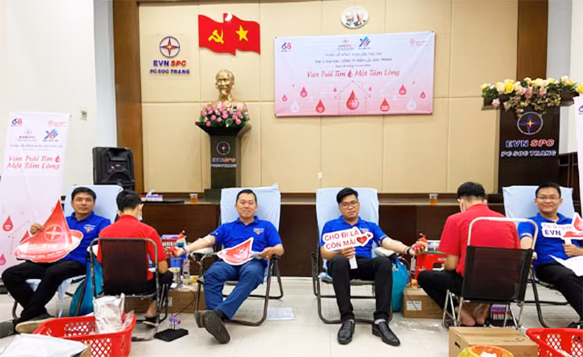 Đoàn viên thanh niên Sóc Trăng hăng hái tình nguyện hiến máu nhân đạo.