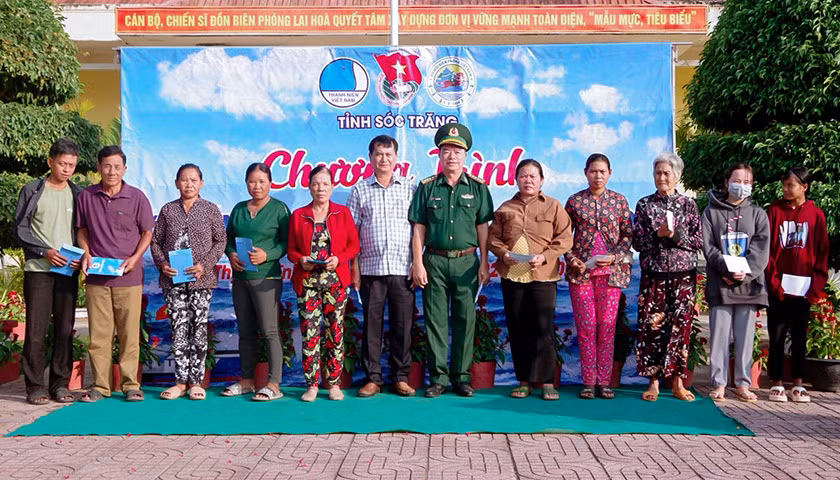 Tặng quà cho gia đình chính sách, người nghèo khu vực biên giới biển.