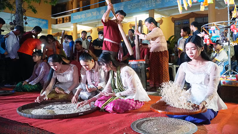 Bản sắc phong tục tập quán đồng bào dân tộc thiểu số ở Sóc Trăng luôn được giữ gìn, phát huy. Bản sắc phong tục tập quán đồng bào dân tộc thiểu số ở Sóc Trăng luôn được giữ gìn, phát huy.